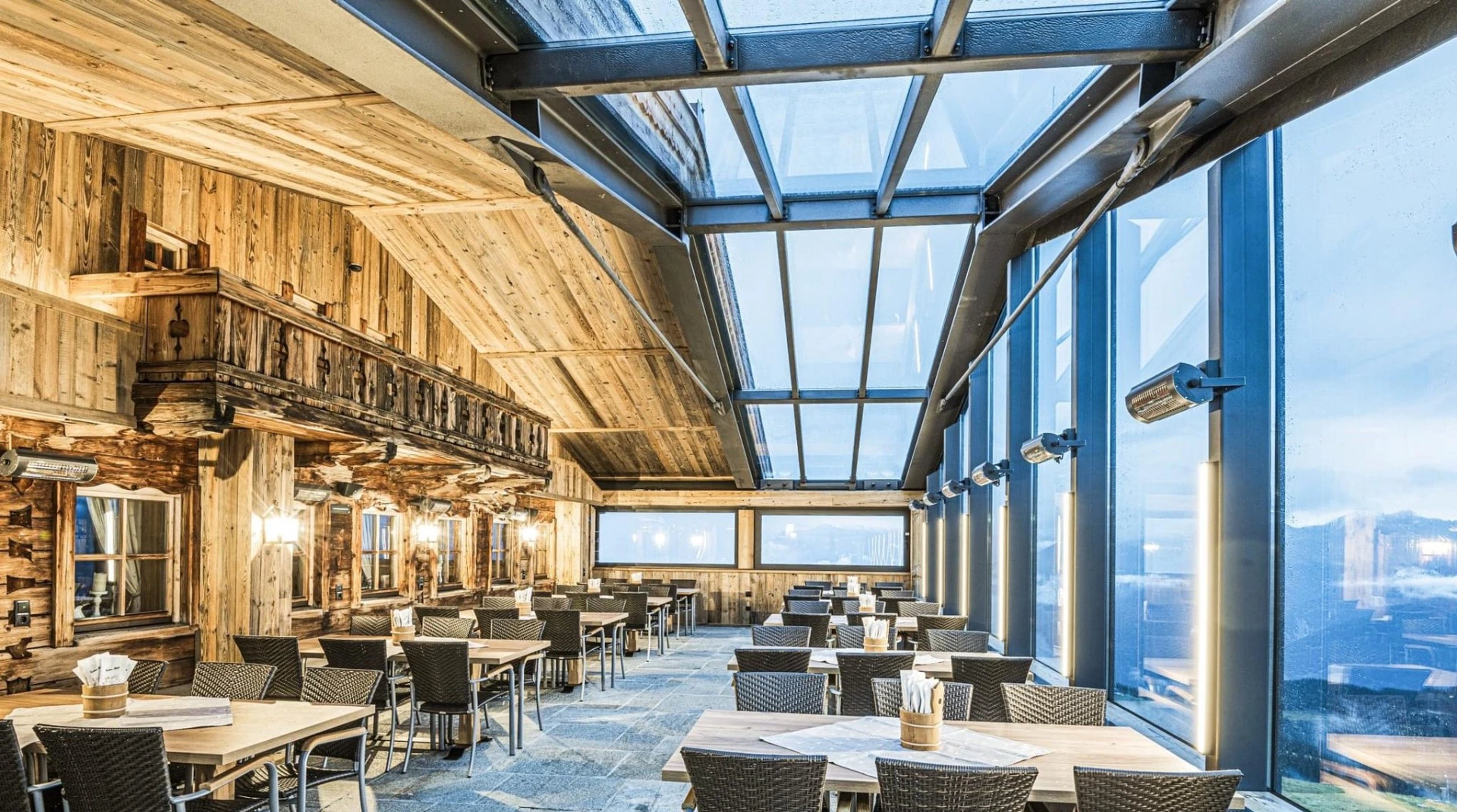 Restaurace s moderním střešním zasklením