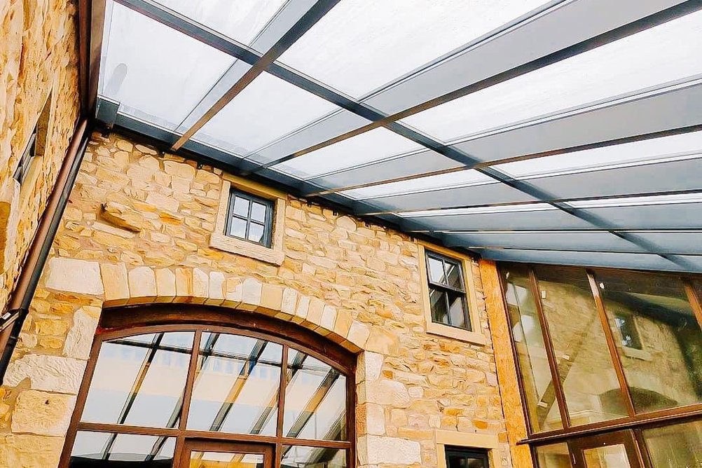 Dům se zaskleným střešním systémem