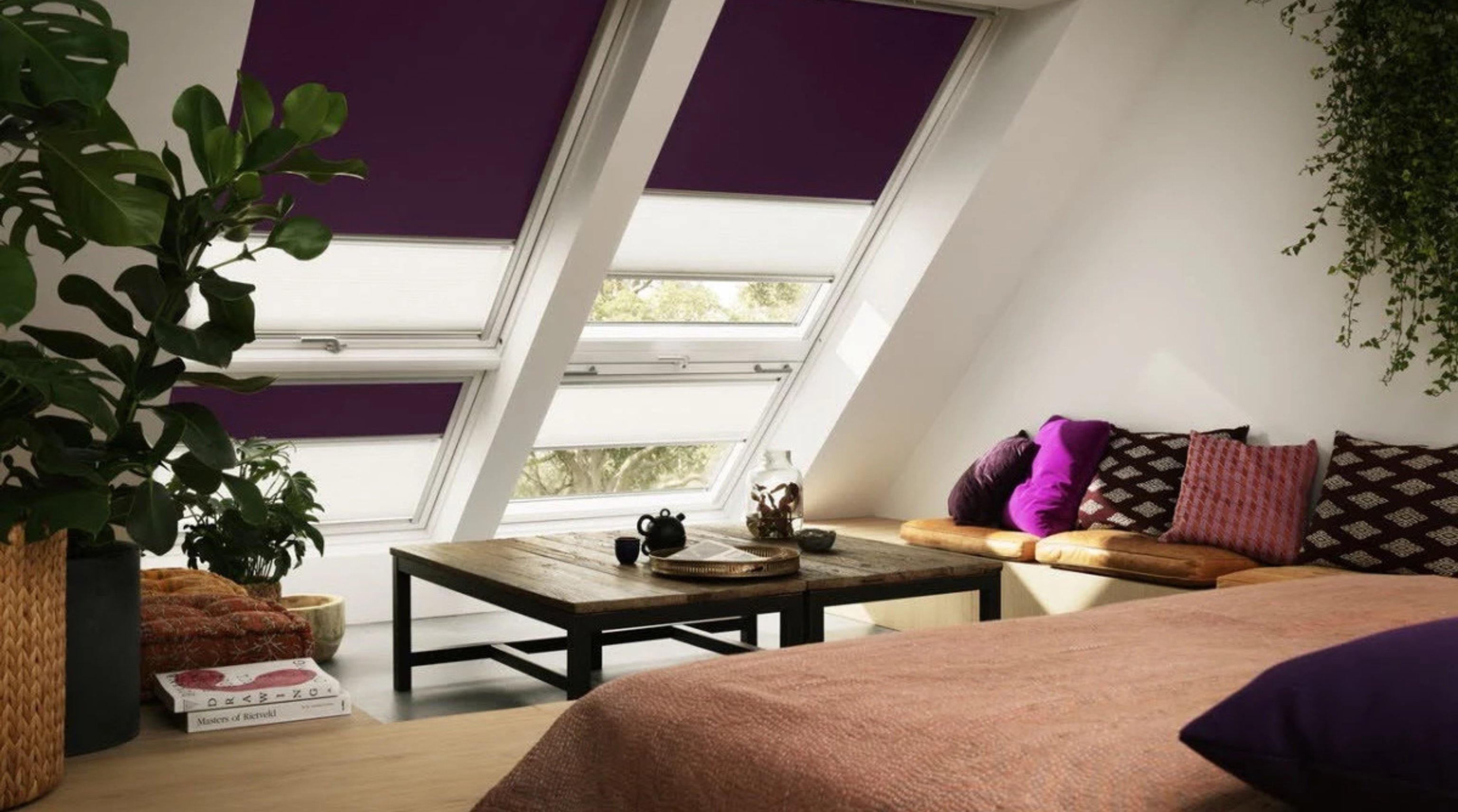 Fialové střešní žaluzie ve světlém pokoji