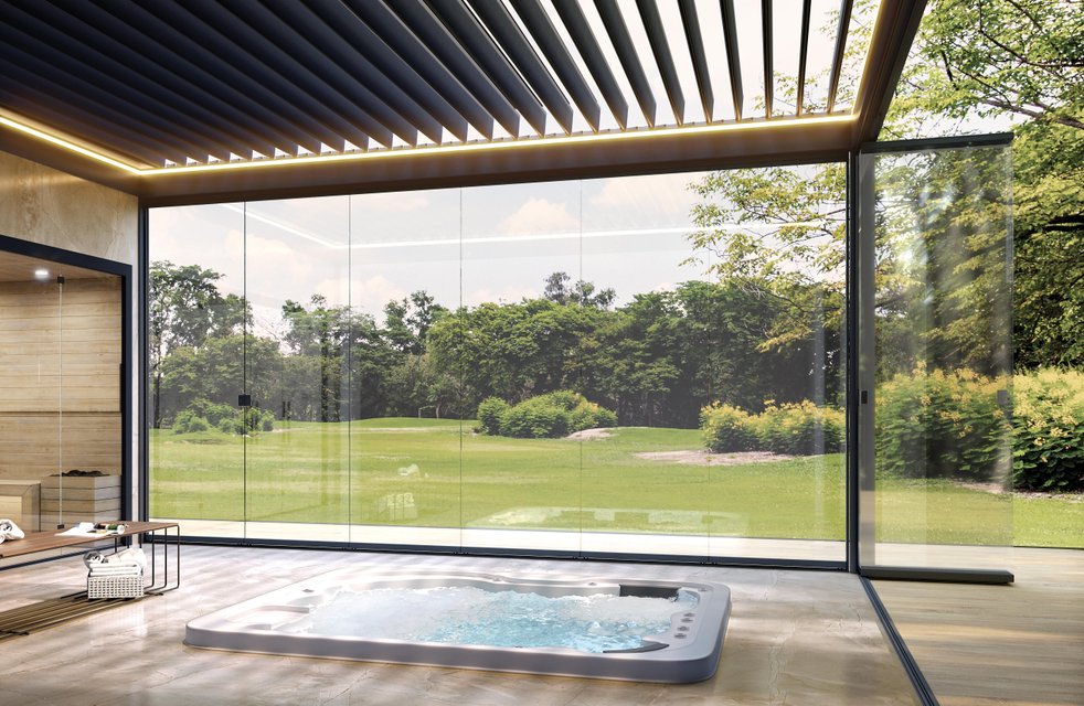 Moderní bioklimatická pergola s posuvnými a naklápěcími lamelami, celoskleněným zasklením a integrovaným LED osvětlením.