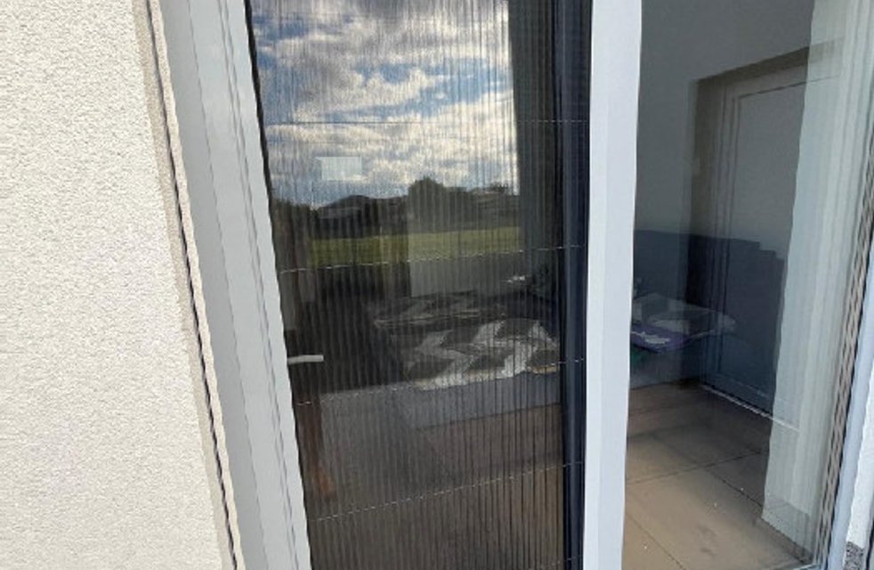 Úzké plisé sítě proti hmyzu: Když potřebujete ochranu i v těsném prostoru