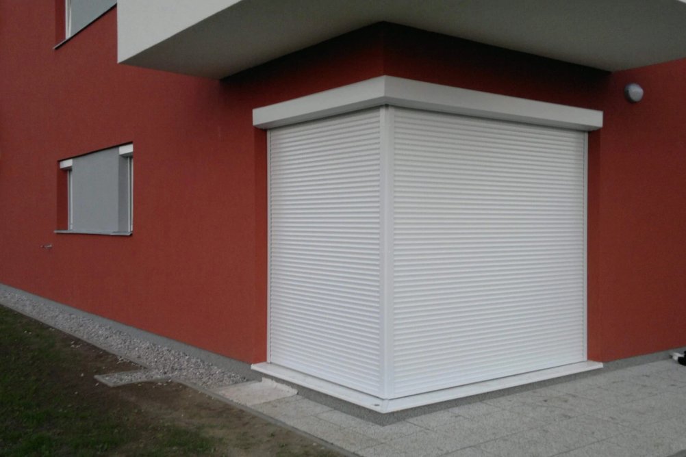 Venkovní rolety na rohu bytového domu