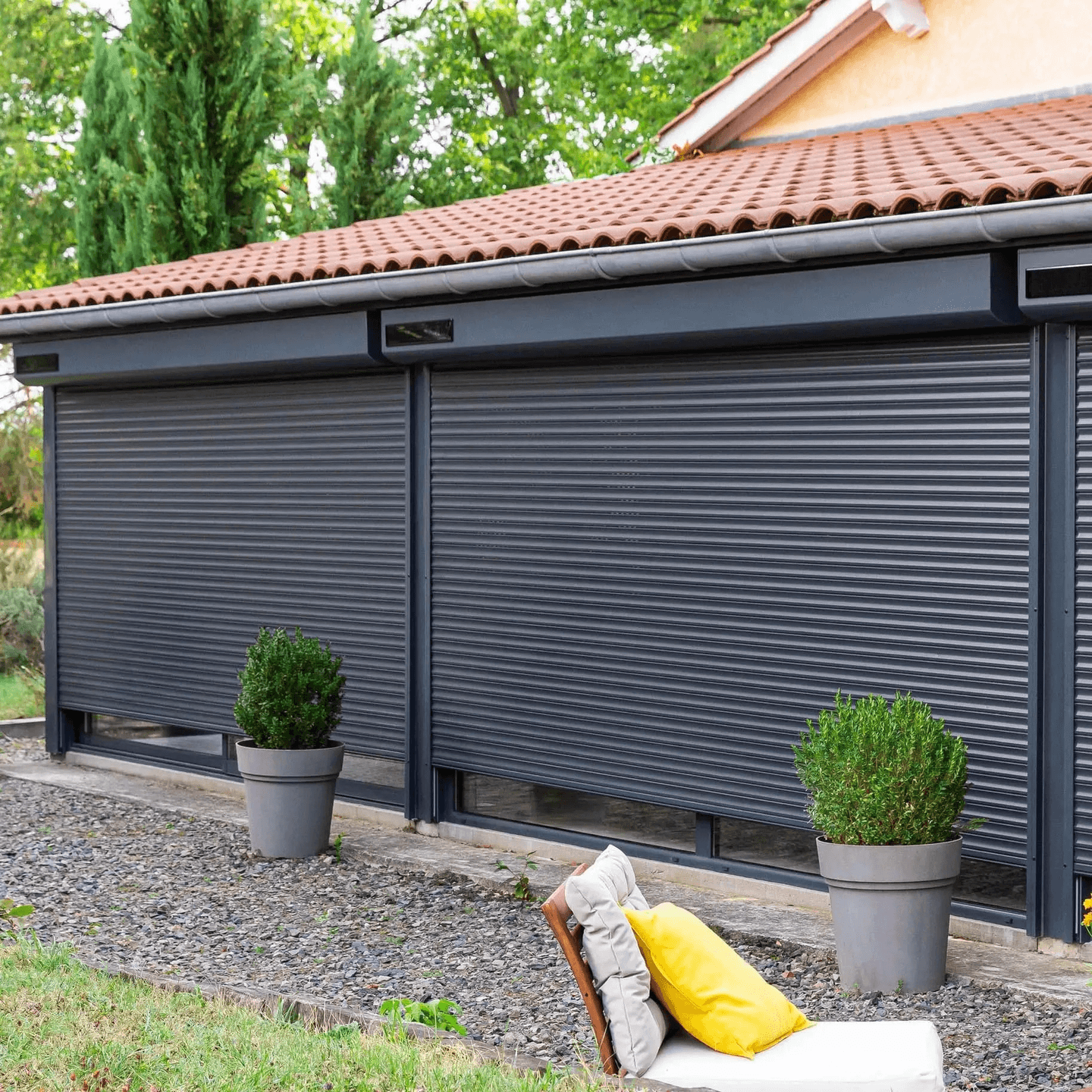 Tmavé venkovní rolety u zimní zahrady