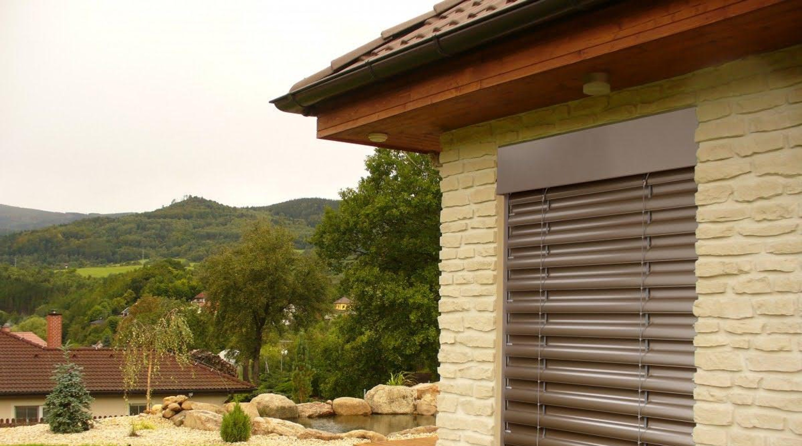 Venkovní rolety na kamenném rodinném domě