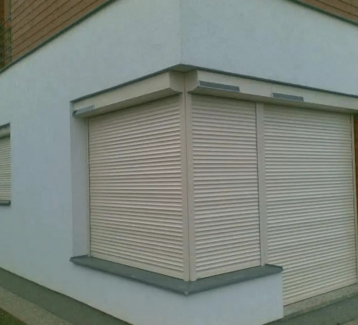 Béžové venkovní rolety