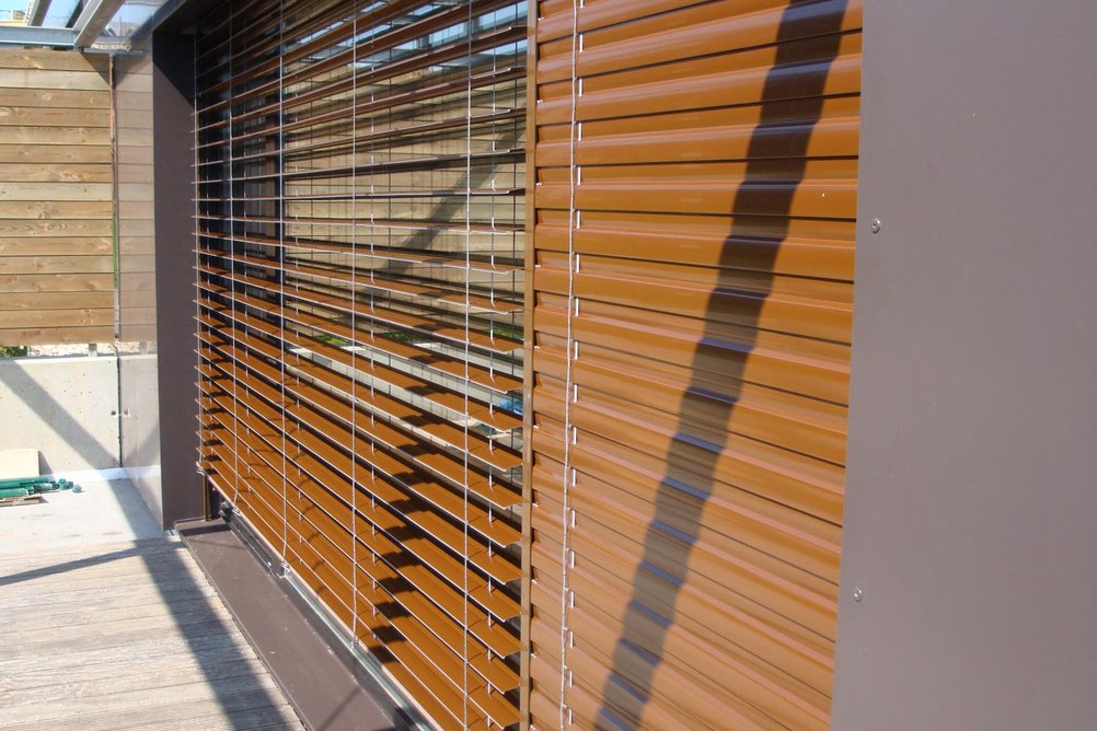 Hnědé venkovní žaluzie u terasy