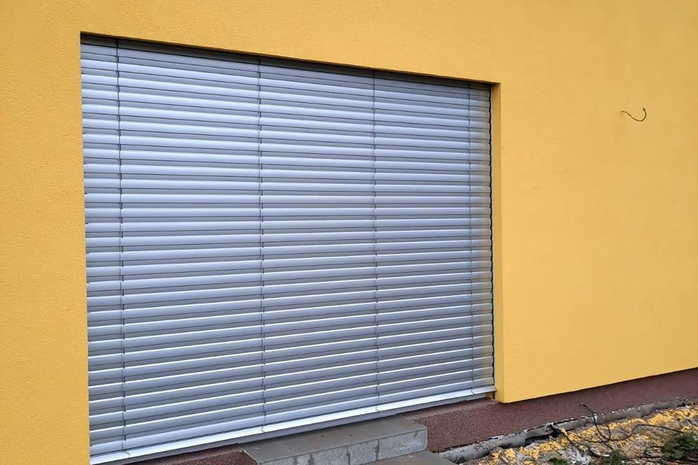 Stříbrné venkovní žaluzie