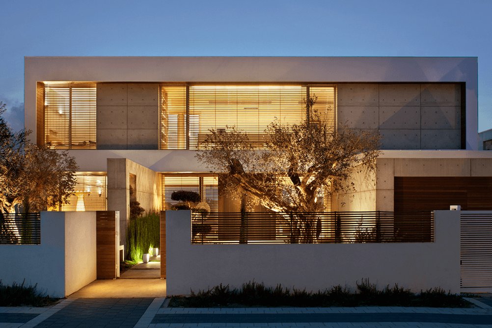 Pohled na vilu s venkovními žaluziemi