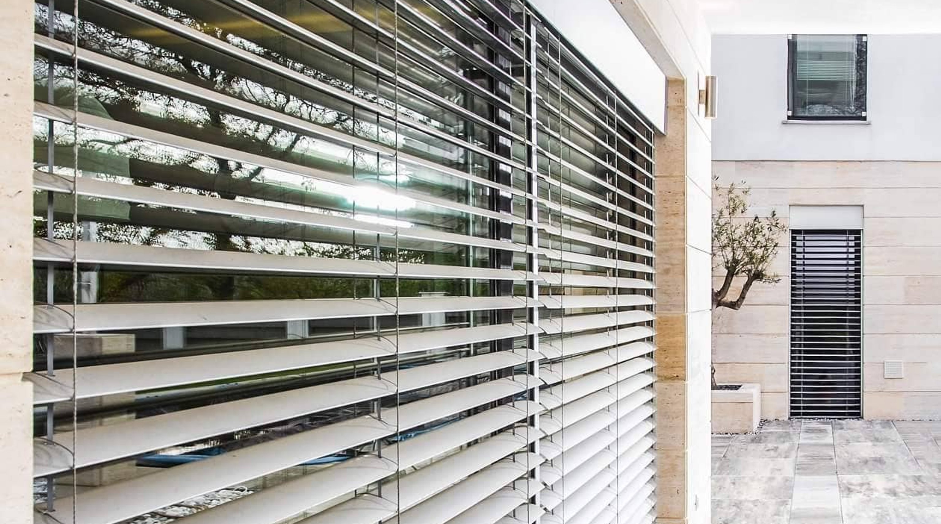 Venkovní žaluzie na velkém okně