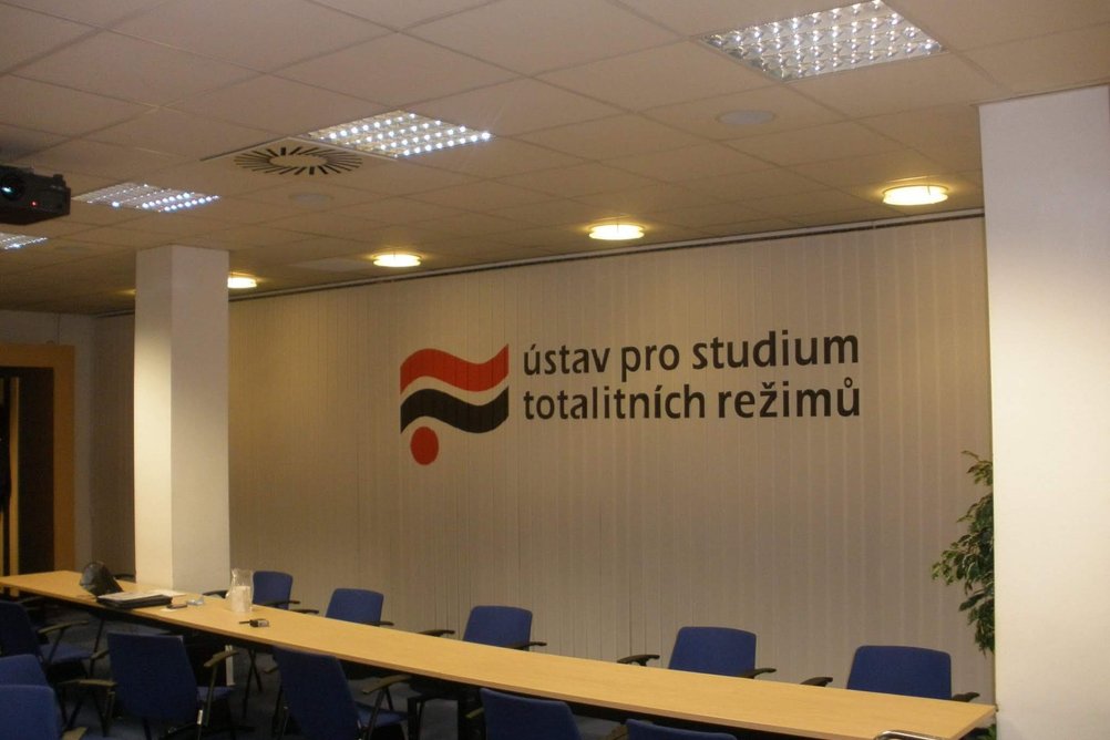 Vertikální žaluzie v zasedací místnosti