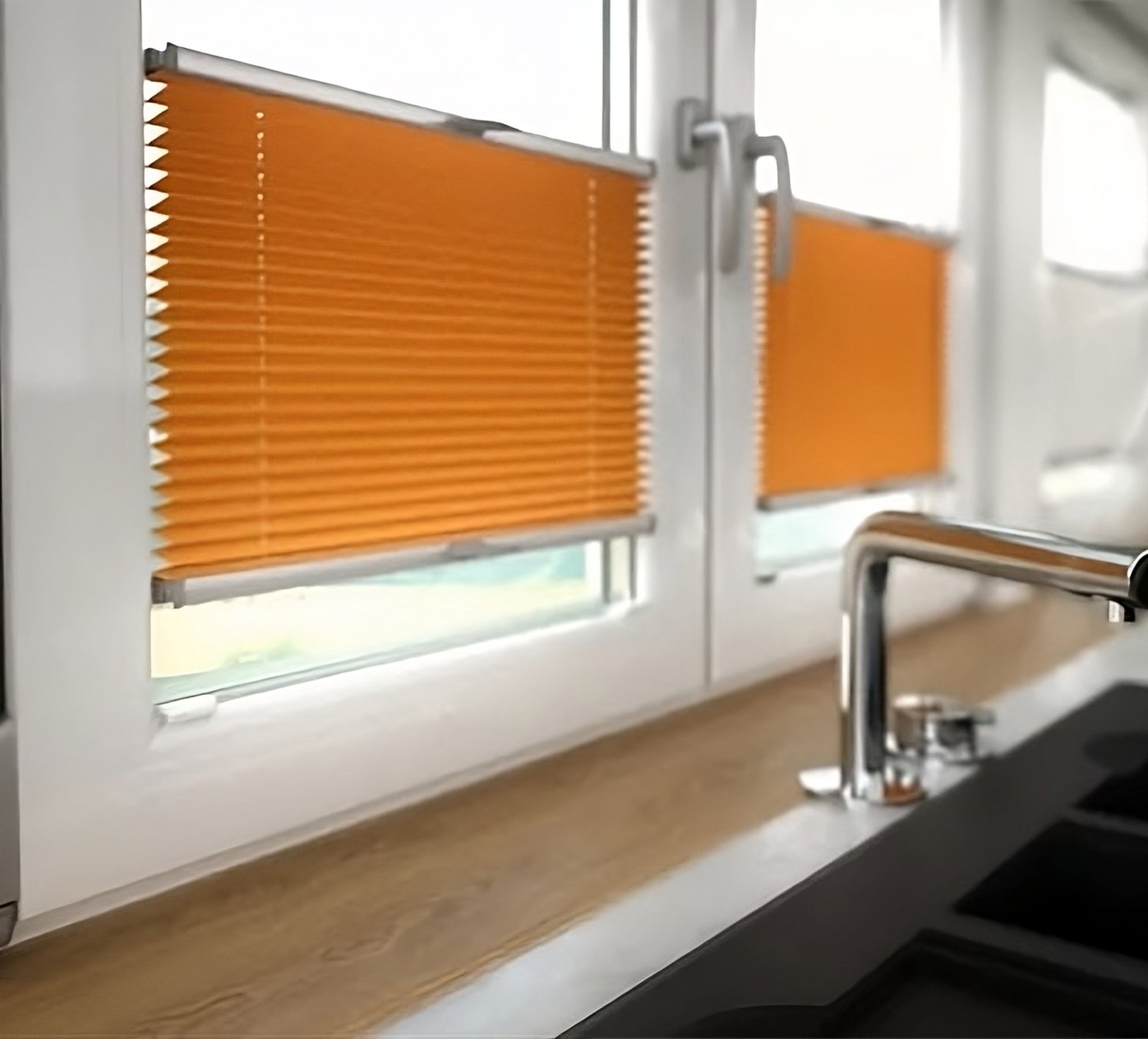 Žaluzie v bílém plastovém okně