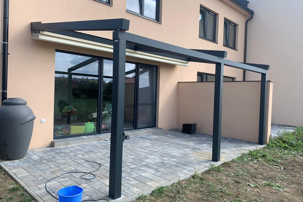 Zastřešená terasa s posuvnými lamelamy