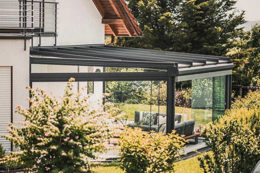 Zastřešená terasa s bezrámovým zasklením