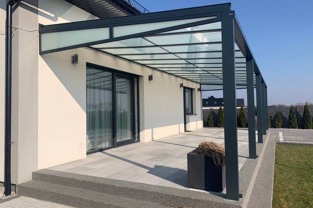 Zastřešení terasy moderního domu