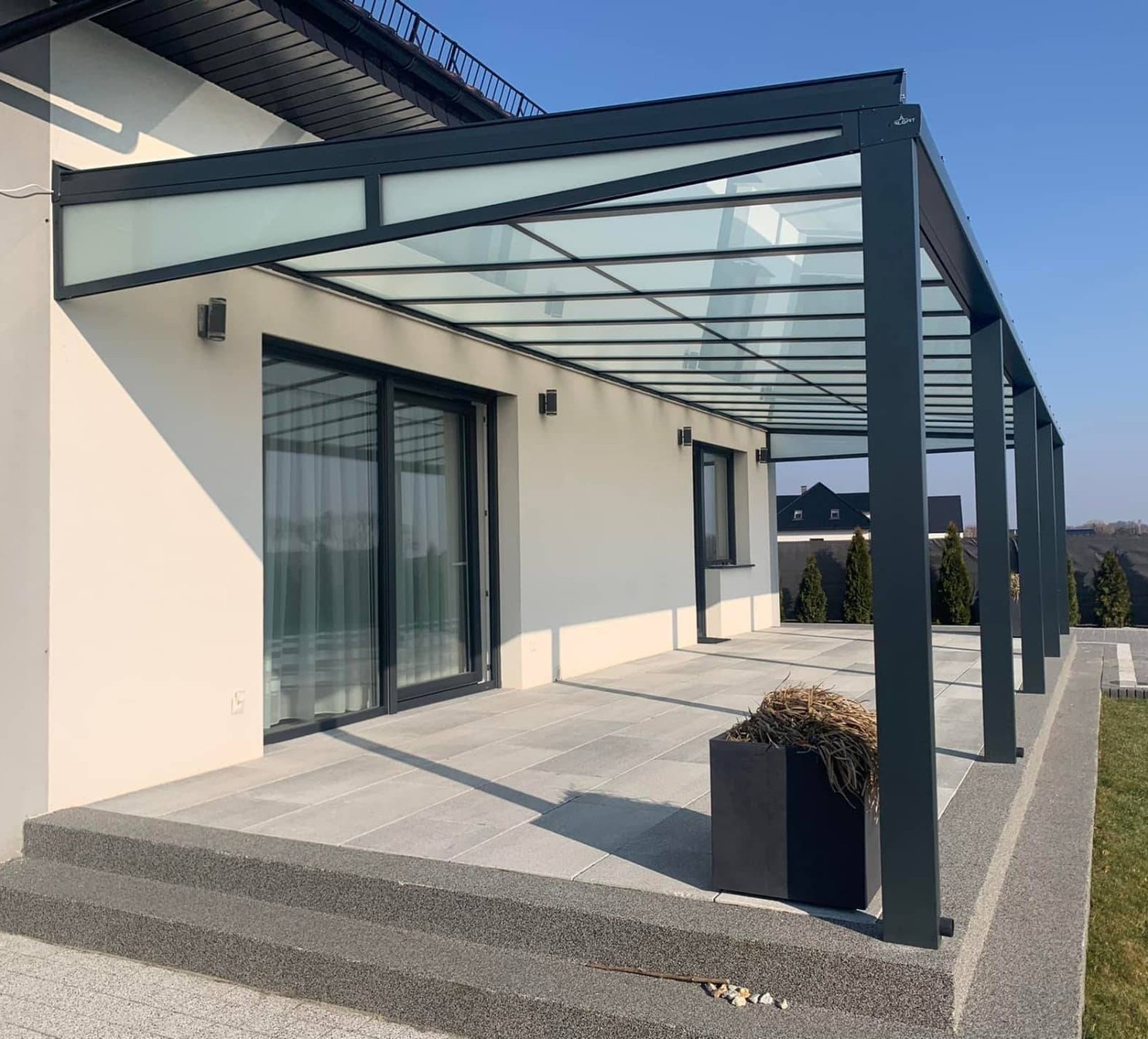 Zastřešená terasa u moderního domu