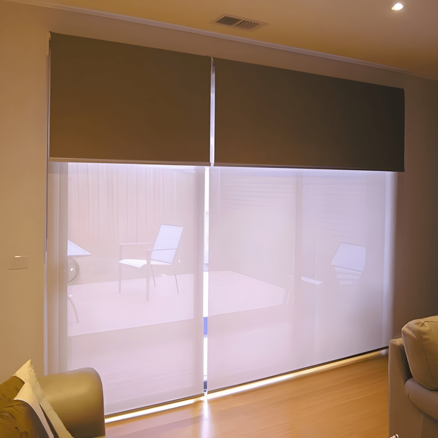 Béžové rolety u béžových oken