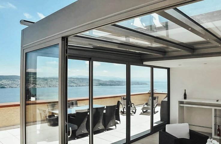 Ukázka dobře připravené terasy pro rámové zasklení – rovný podklad, správný spád a plně prosklený obytný prostor