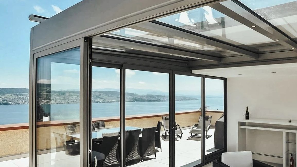 Ukázka dobře připravené terasy pro rámové zasklení – rovný podklad, správný spád a plně prosklený obytný prostor