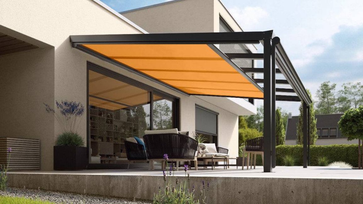 Pergolová markýza s moderní hliníkovou konstrukcí poskytuje účinnou ochranu před sluncem a vytváří příjemný stín pro odpočinek na terase. Řešení na míru od Hezký stín.