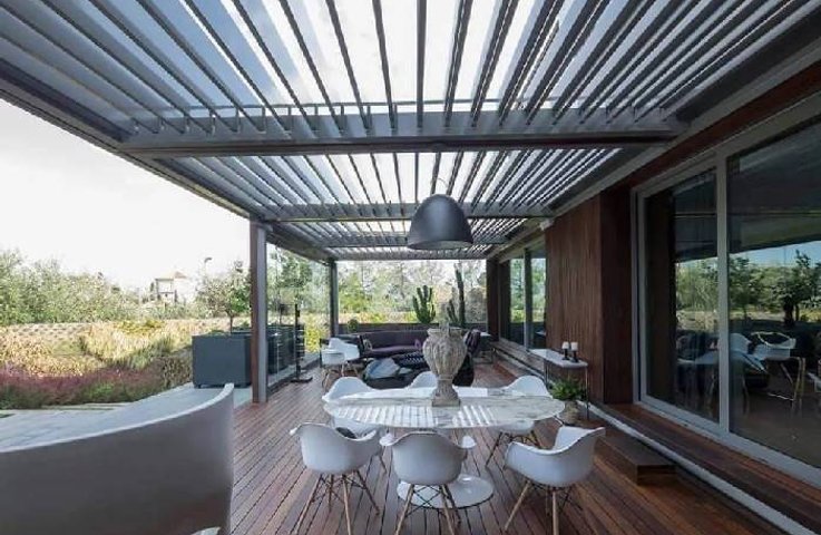 Bioklimatické Pergoly: Stínění, které podtrhne vaši zahradu