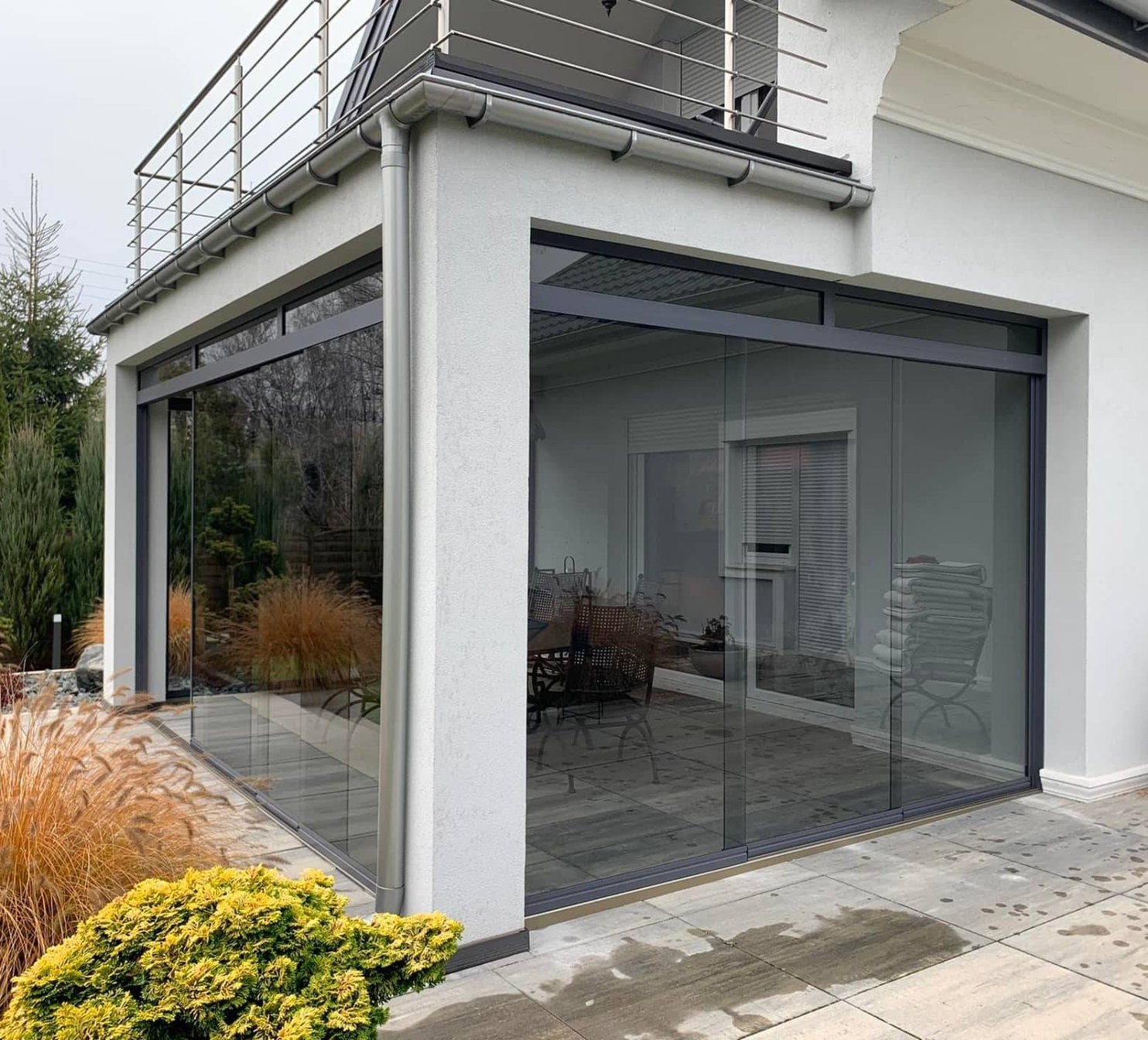 Dům s moderním černým bezrámovým zasklením