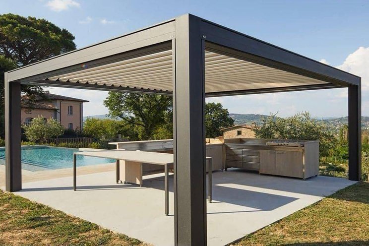 Bioklimatická pergola s posezením a grilem