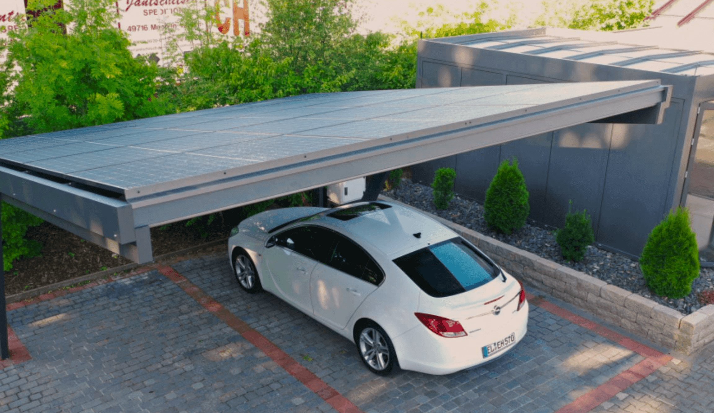 Carport se solárními panely