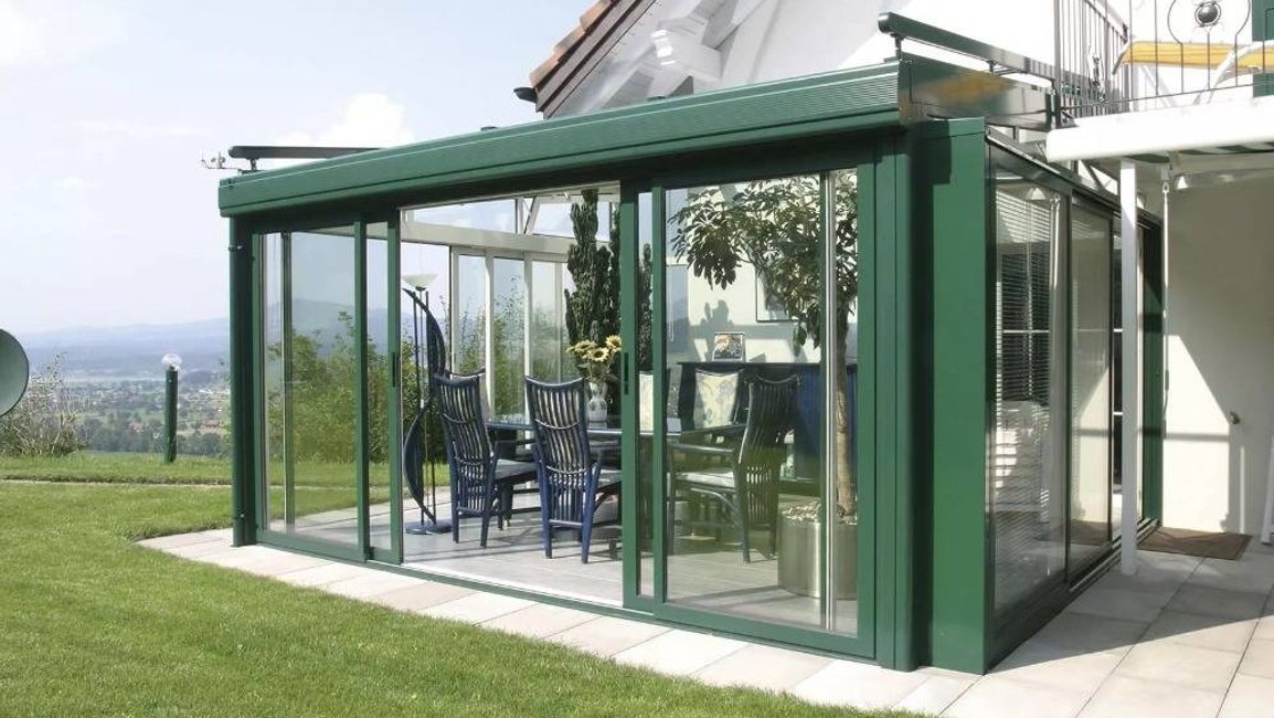 Zimní zahrada od Hezký stín – hliníková konstrukce, izolační skla a posuvné zasklení pro pohodlí po celý rok. Elegantní prostor, který spojuje interiér s přírodou.