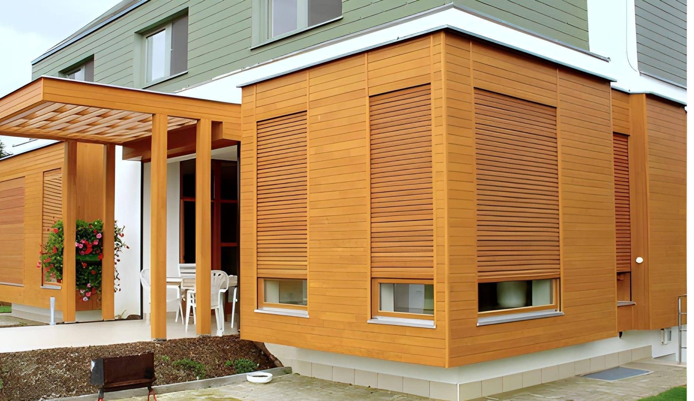 Dřevěné venkovní rolety u moderní stavby