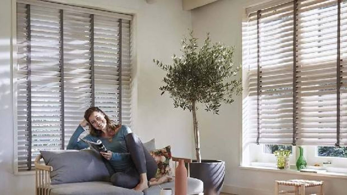 Dřevěné žaluzie: Nadčasová elegance pro každý interiér