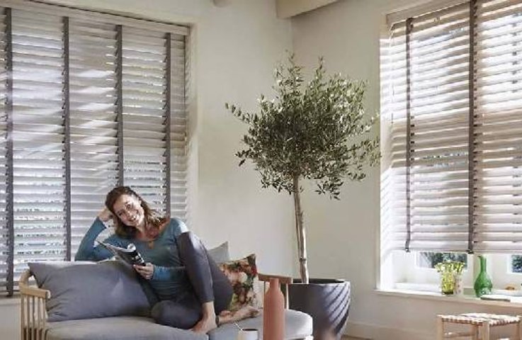 Dřevěné žaluzie: Nadčasová elegance pro každý interiér