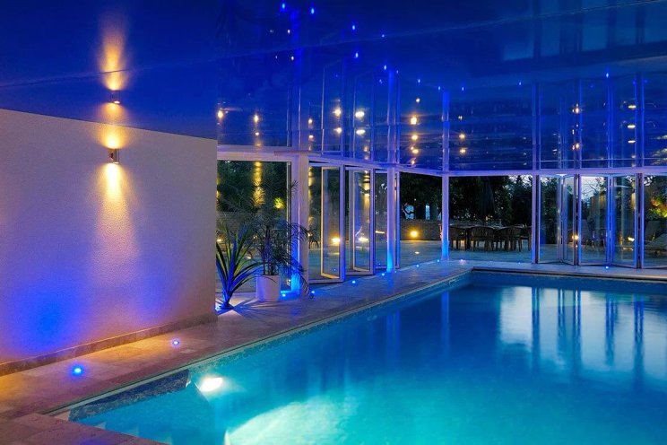 Dům s moderními plastovými okny a dveřmi