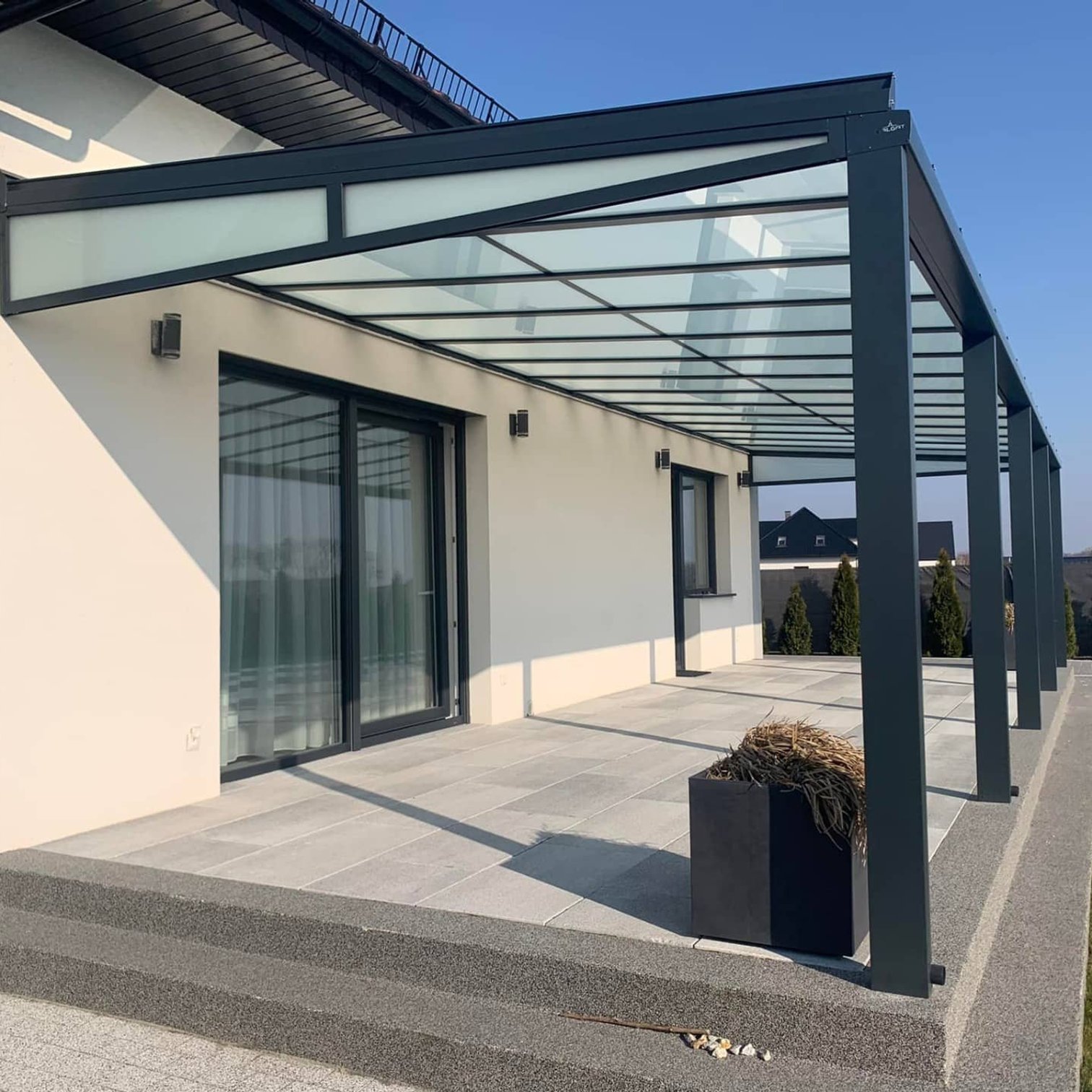 Pergola u moderního domu