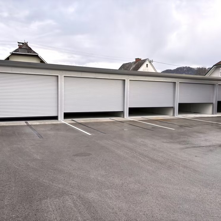 Komplex garáží s moderními garážovými vraty