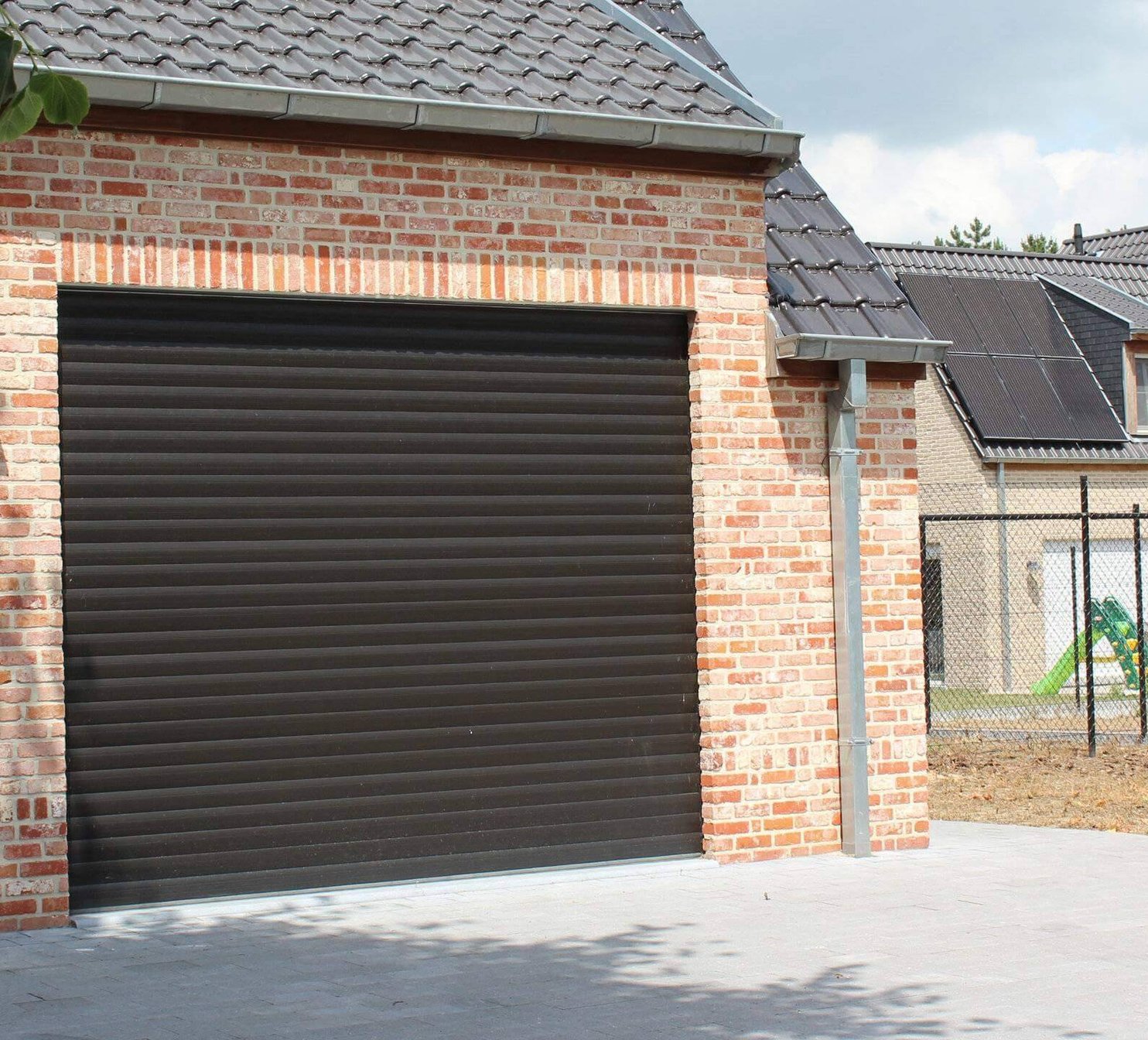 Staromódní dům s garážovými vraty