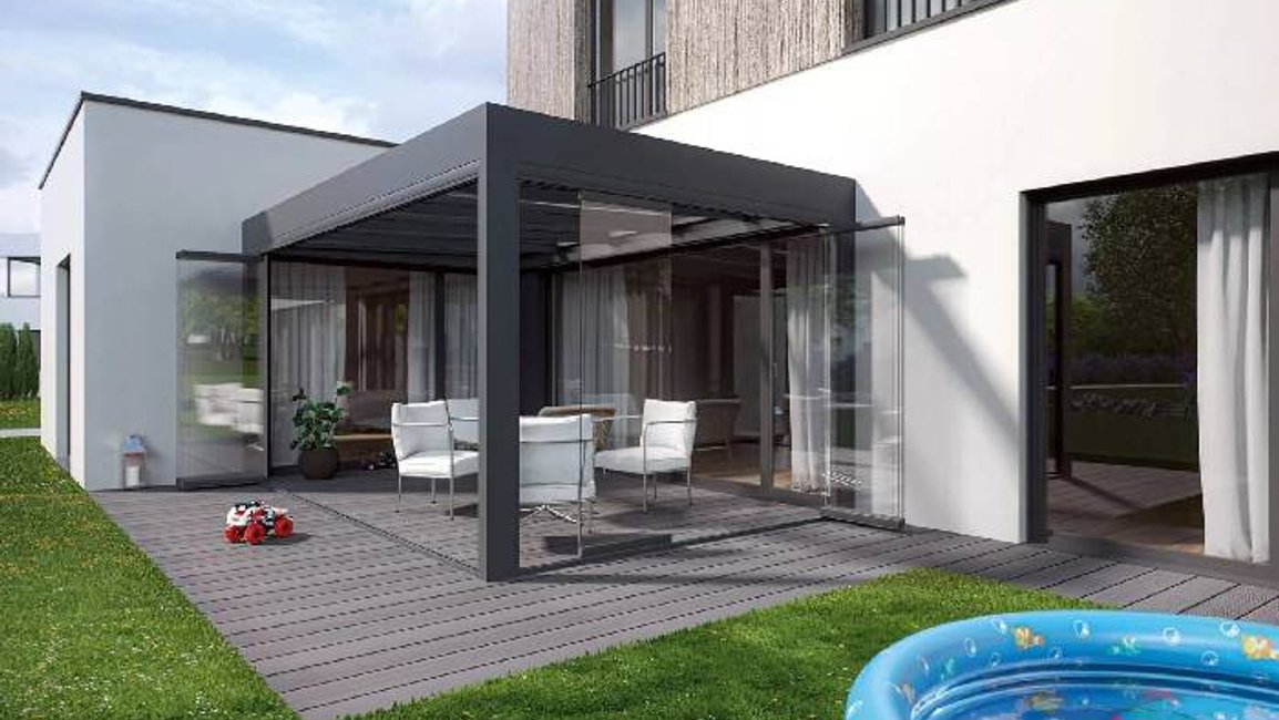 Bezrámové zasklení pergol a teras – lehké skleněné stěny bez hranic