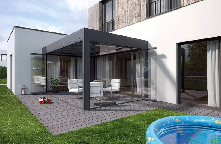 Bezrámové zasklení pergol a teras – lehké skleněné stěny bez hranic