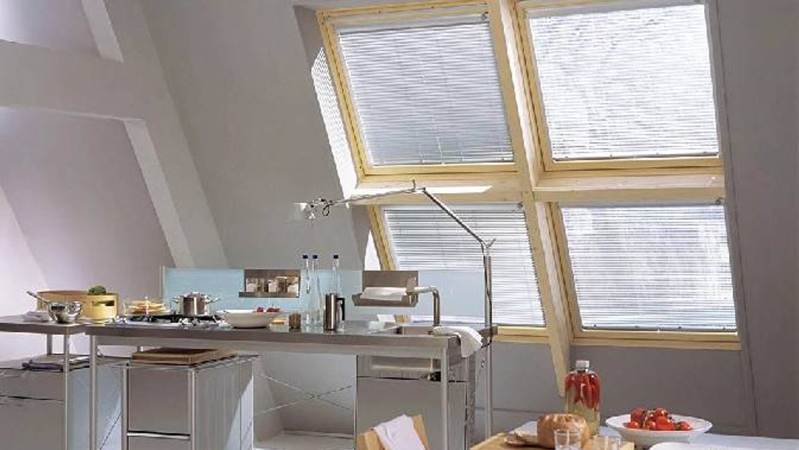 Proč pořídit rolety na střešní okna?