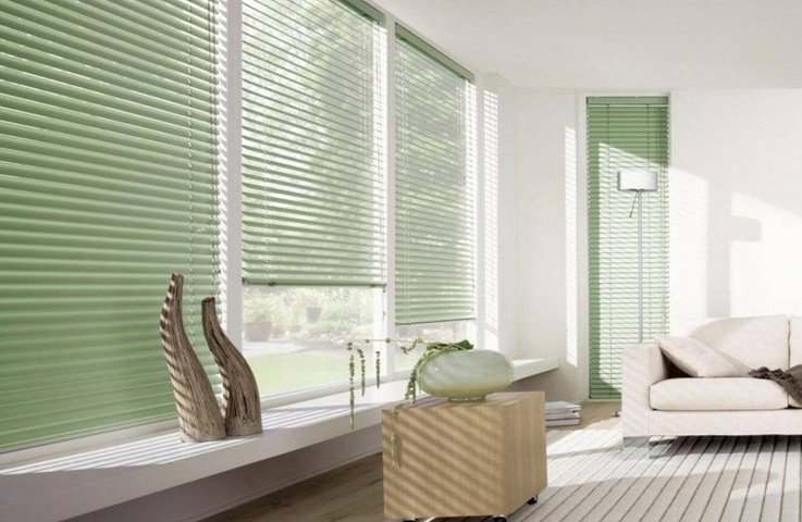 Stylové horizontální žaluzie v jemném zeleném odstínu doplňují světlý interiér a poskytují dokonalou kontrolu nad světlem i soukromím.