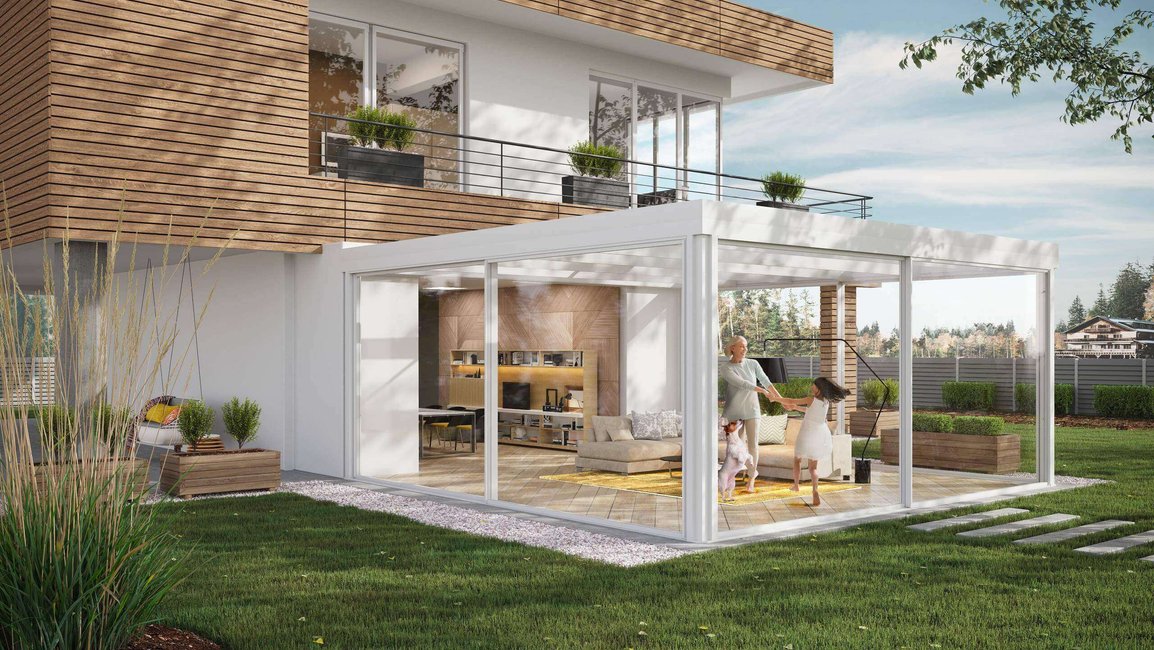 Moderní rodinný dům doplněný o bioklimatickou pergolu v bílém hliníkovém provedení. Pergola s prosklenými stěnami nabízí variabilní využití – chrání před sluncem, větrem i deštěm a vytváří útulný prostor pro celoroční relaxaci s výhledem do zahrady