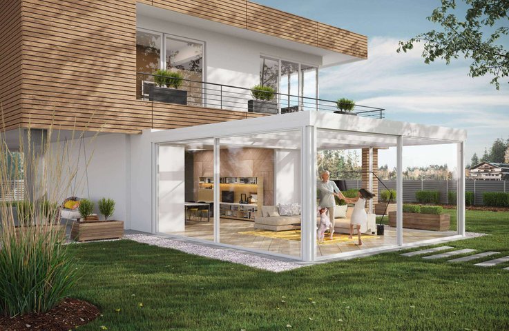 Moderní hliníková pergola s prosklenými stěnami u rodinného domu – elegantní venkovní prostor od Hezký stín pro celoroční využití