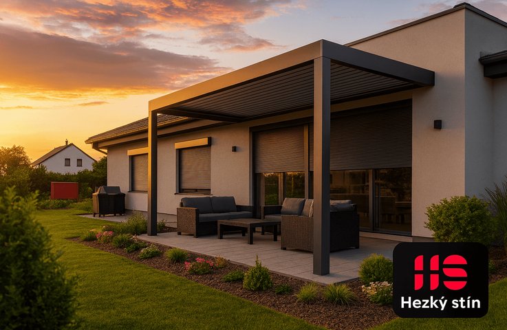 Moderní dům se zahradou, bioklimatická pergola a uzavřené předokenní rolety