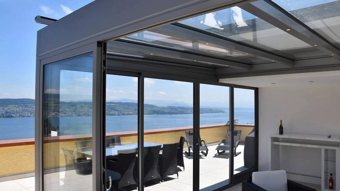 Moderní hliníková zimní zahrada s posuvným zasklením a výhledem na jezero – Hezký stín