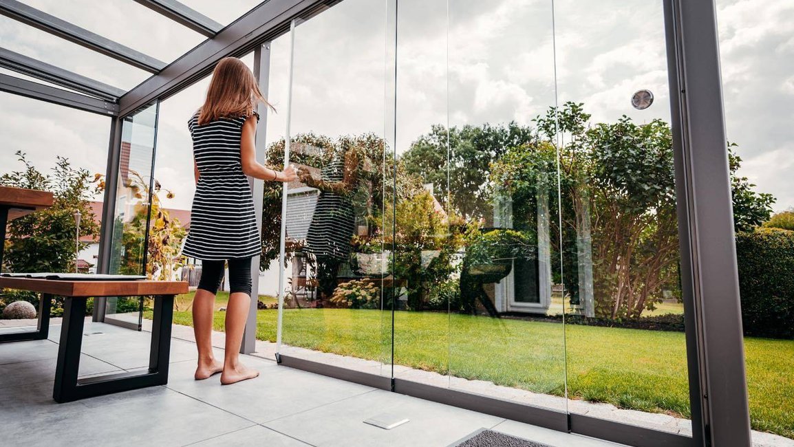 Úžasné bezrámové zasklení, které změní váš obytný zahradní prostor
