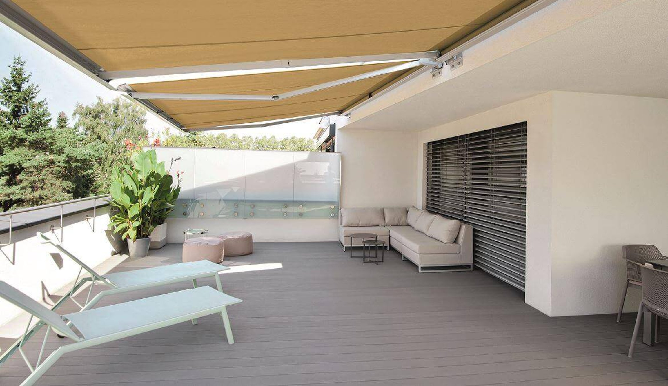 Kazetová markýza nad terasou