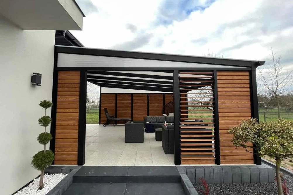 Hliníkový rám s dřevěnými lamelami