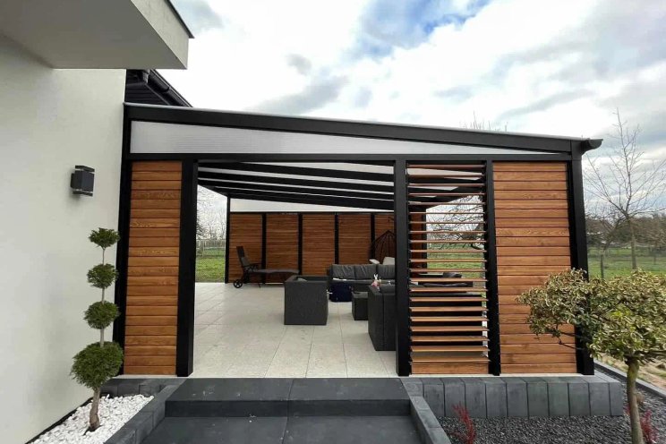 Hliníkový rám s dřevěnými lamelami