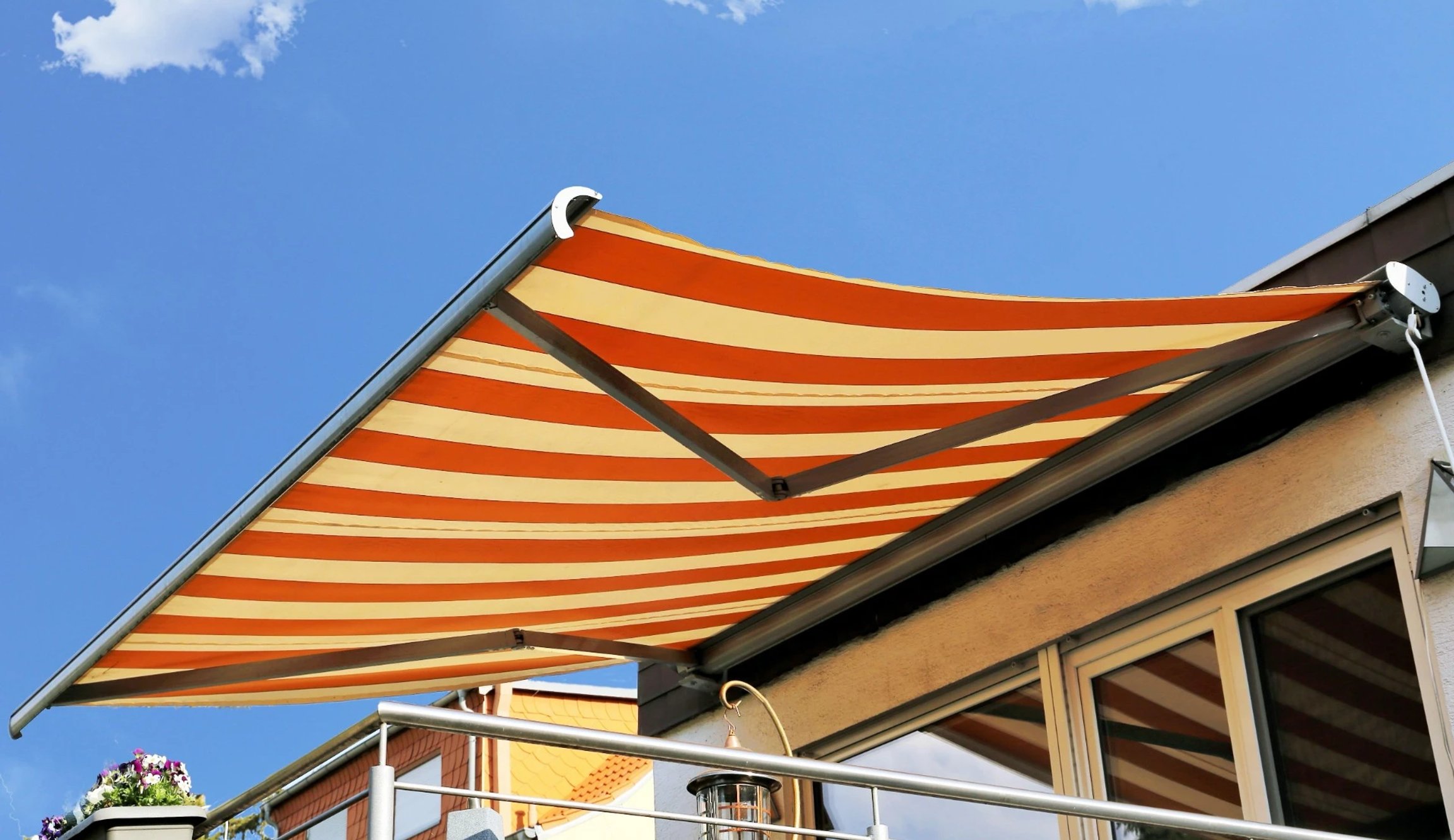 Žlutooranžová markýza nad vchodem