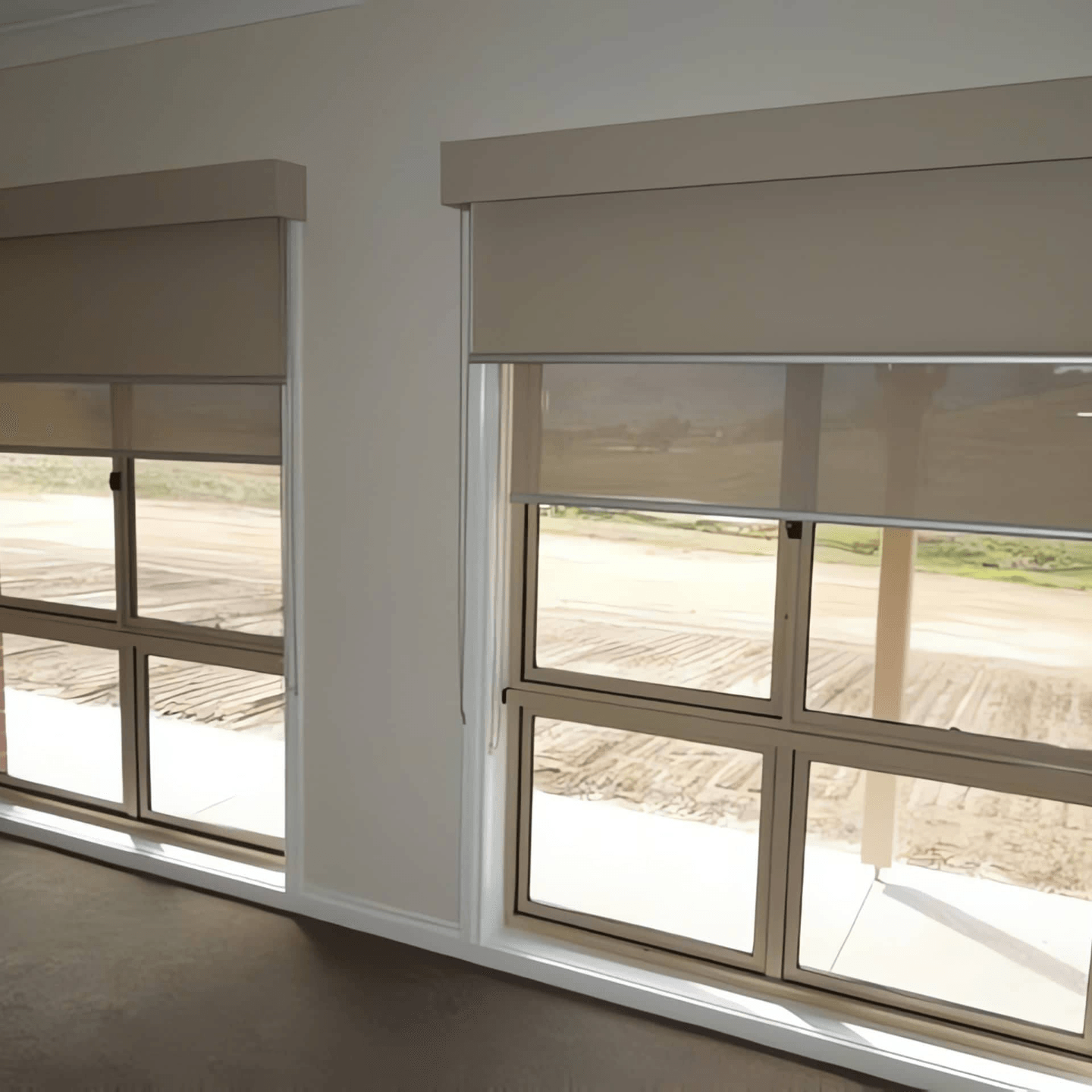 Béžové rolety u béžových oken