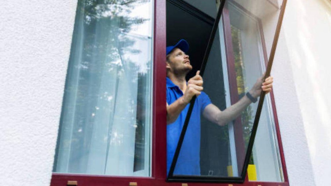 Odborná montáž sítí proti hmyzu na míru. Hezký stín zajišťuje přesné zaměření, kvalitní provedení a dlouhou životnost pro každý typ okna.